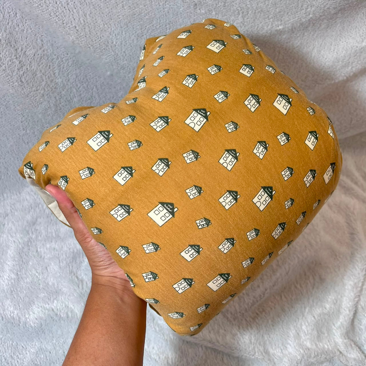 TRAVEL NURSING ARM PILLOW_RUMAH COKLAT (KAOS)