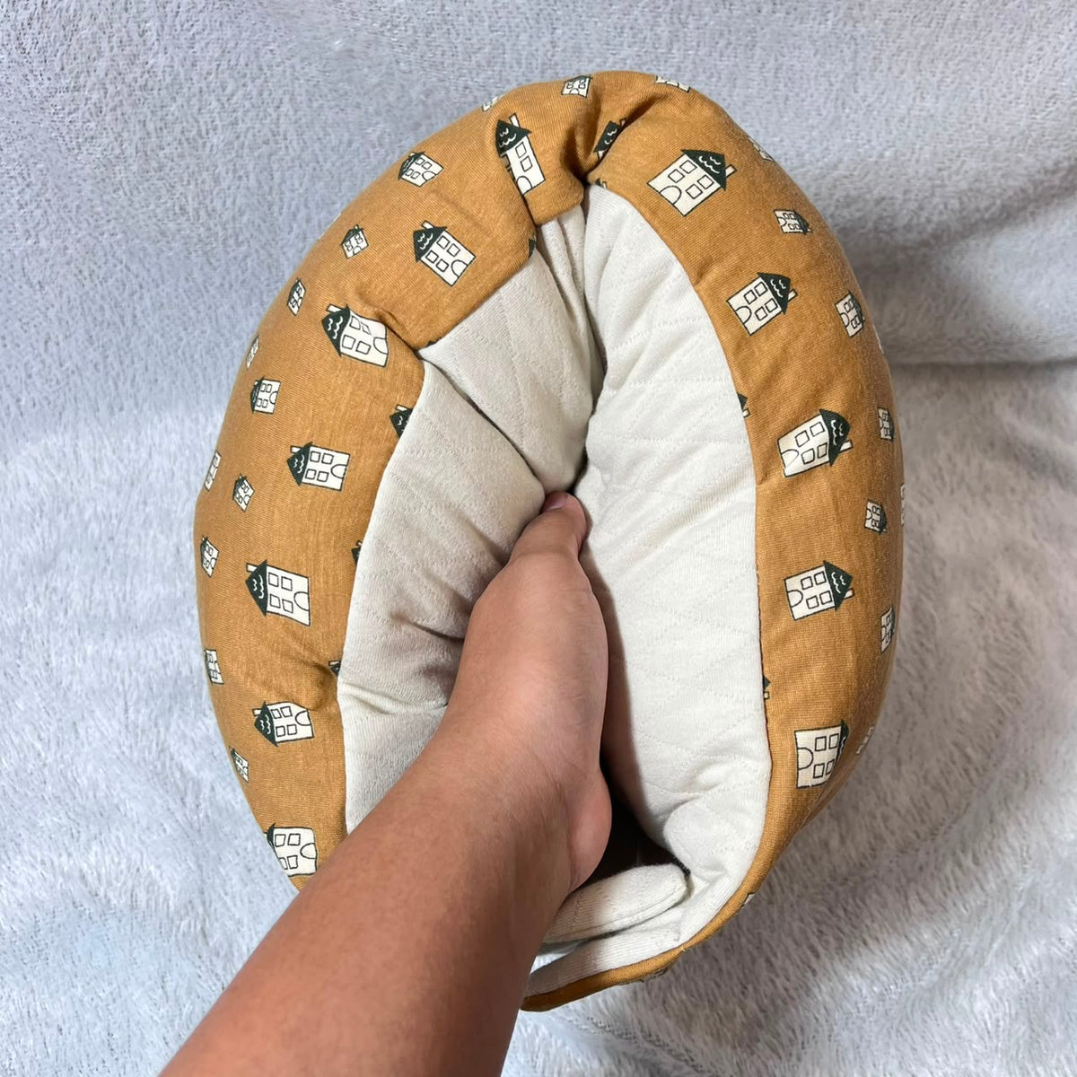 TRAVEL NURSING ARM PILLOW_RUMAH COKLAT (KAOS)