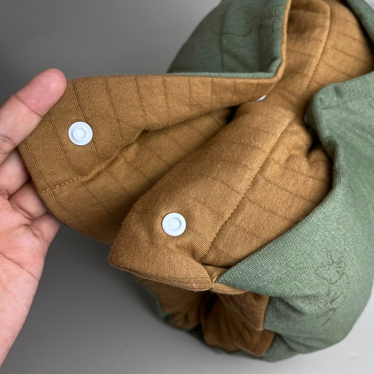 TRAVEL NURSING ARM PILLOW_SHADOW GREEN DINO (KAOS)