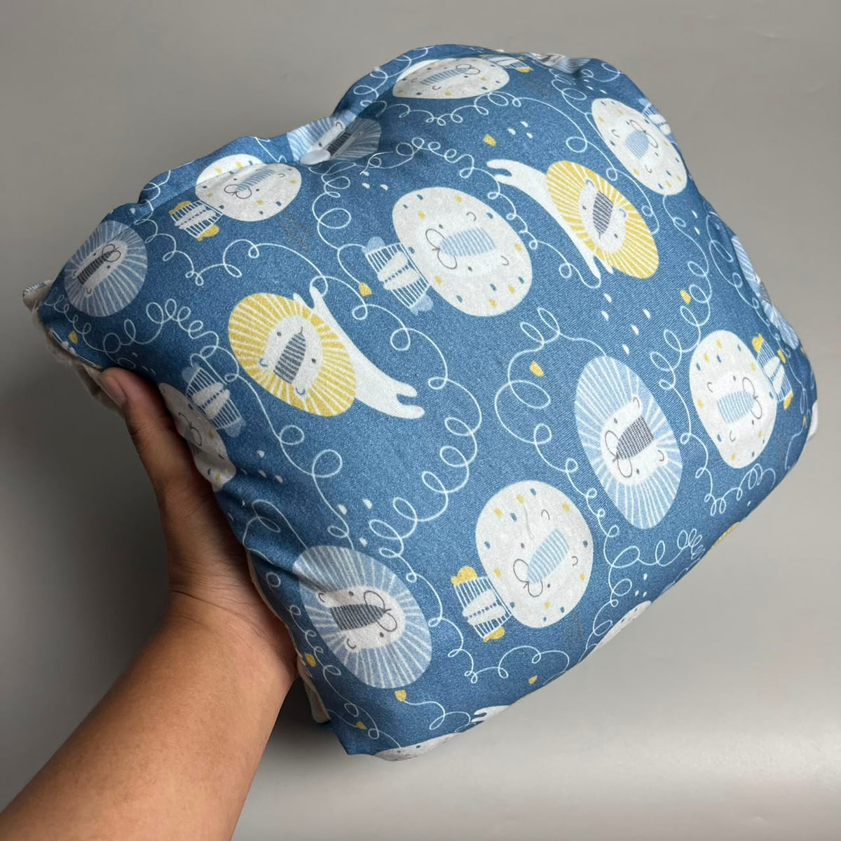 TRAVEL NURSING ARM PILLOW_LION BLUE (KAOS)