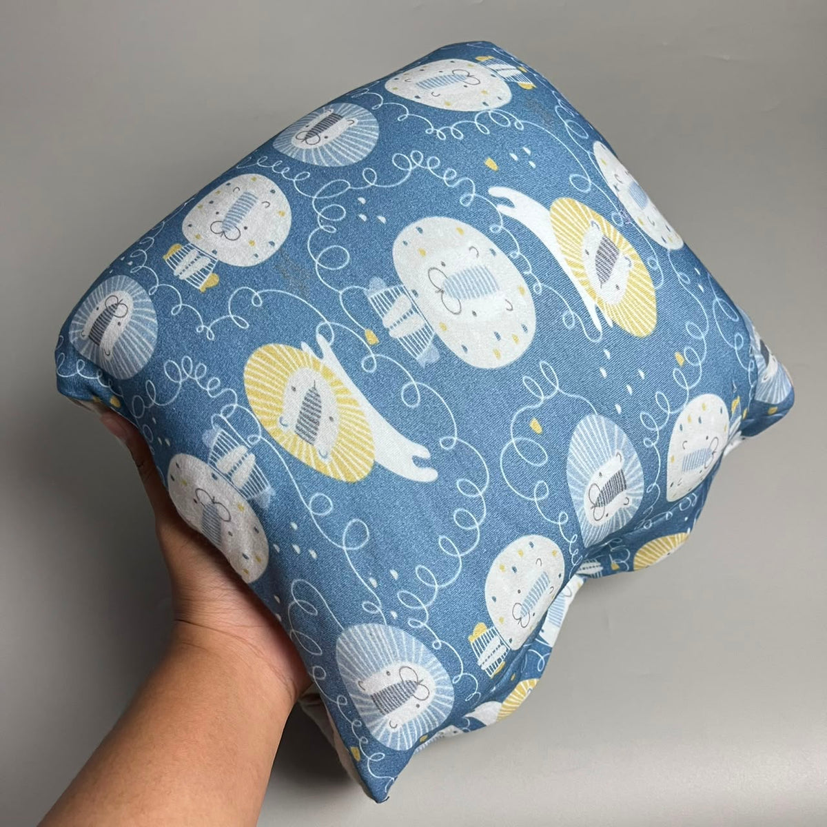 TRAVEL NURSING ARM PILLOW_LION BLUE (KAOS)