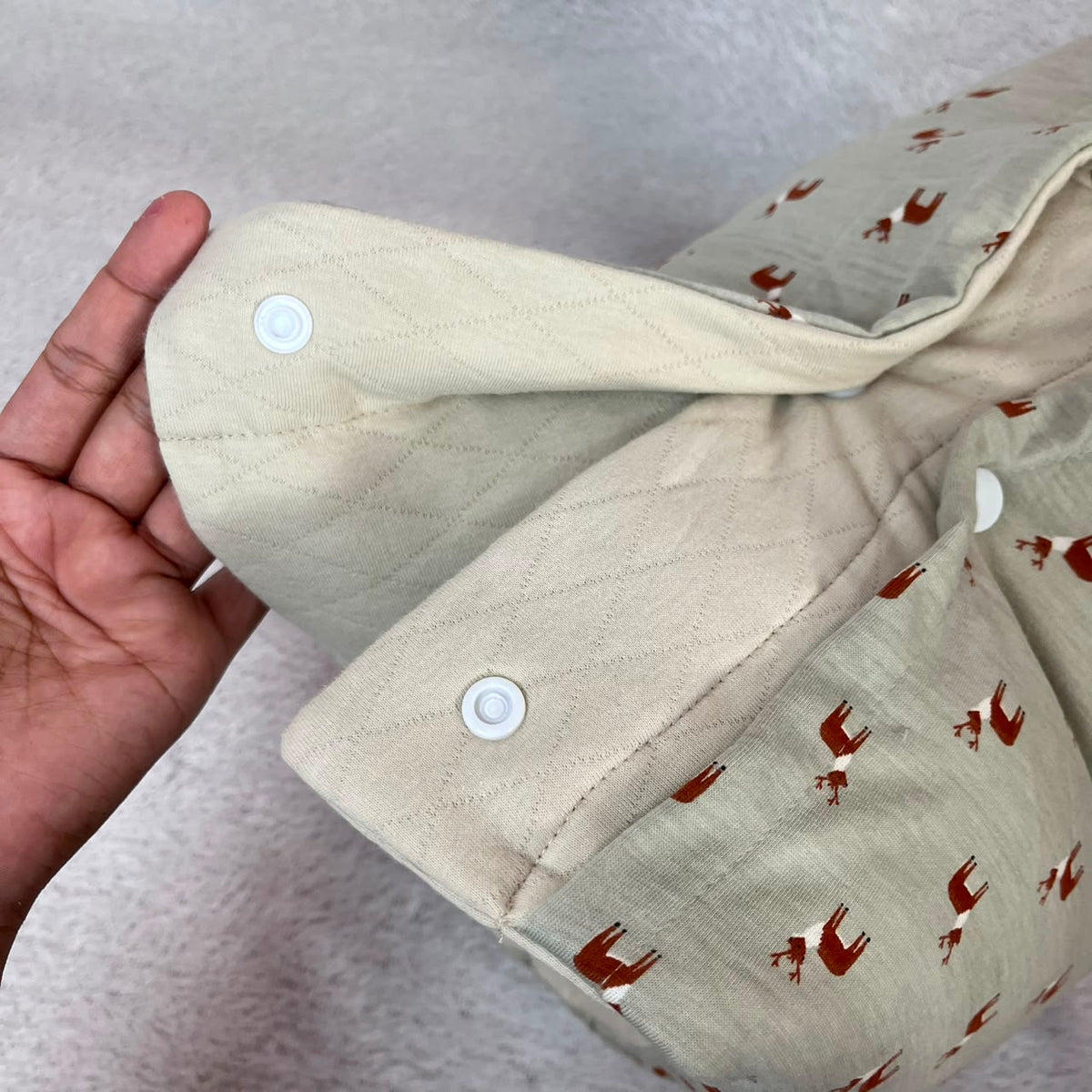 TRAVEL NURSING ARM PILLOW_RUSA COKLAT (KAOS)